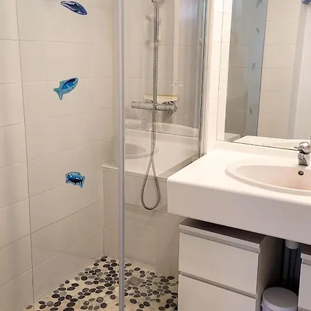 וילה Petite Location Dans Avec Piscine Et Terrains De Tennis