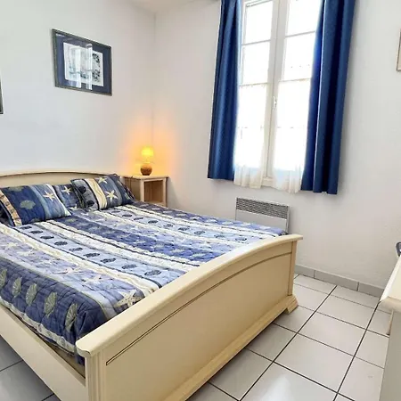 Petite Location Dans Avec Piscine Et Terrains De Tennis *