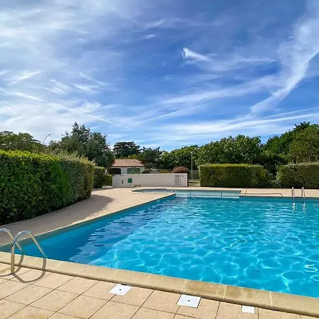 Petite Location Dans Avec Piscine Et Terrains De Tennis *