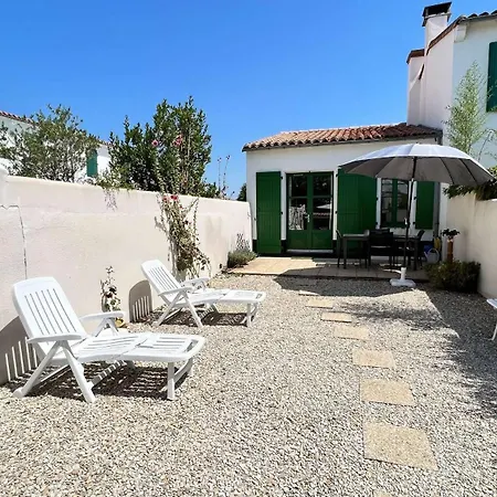 Petite Location Dans Avec Piscine Et Terrains De Tennis * La Couarde-sur-Mer