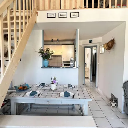 Villa Petite Location Dans Avec Piscine Et Terrains De Tennis *